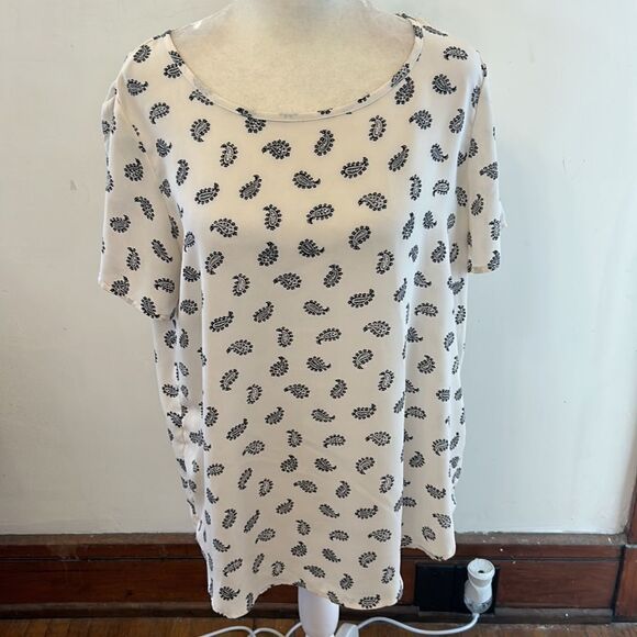 Premise Studio cream paisley short sleeve blouse Size M EUC - Picture 2 of 10